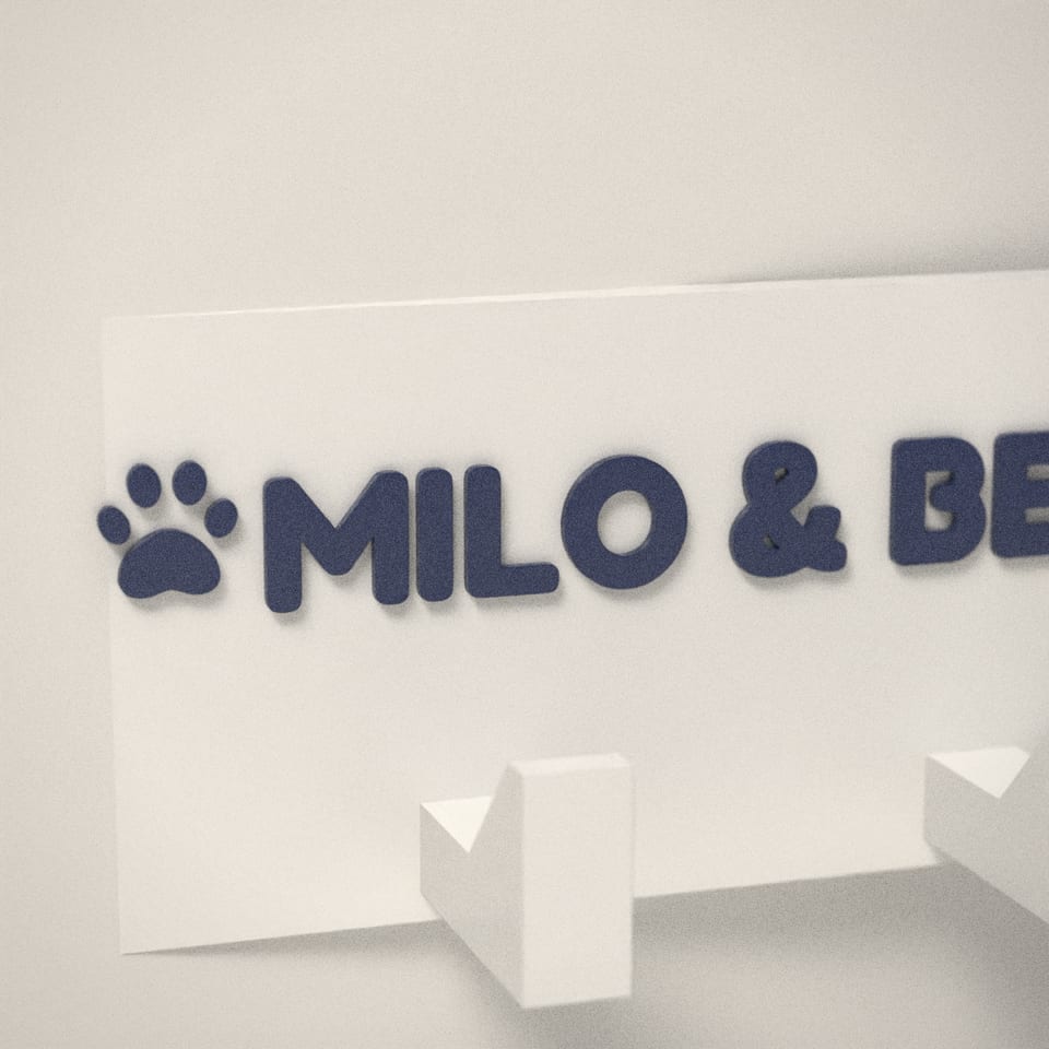 Close-up of the 'MILO & BEAR' lettering, showing the fine 0.2 mm print layers