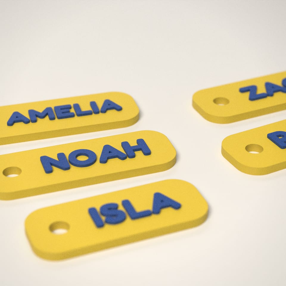 Close-up of the 'AMELIA, NOAH, ISLA, ZAC, POPPY, TEDDY, FREYA, OSCAR, LILY, ARCHIE' lettering, showing the fine 0.2 mm print layers